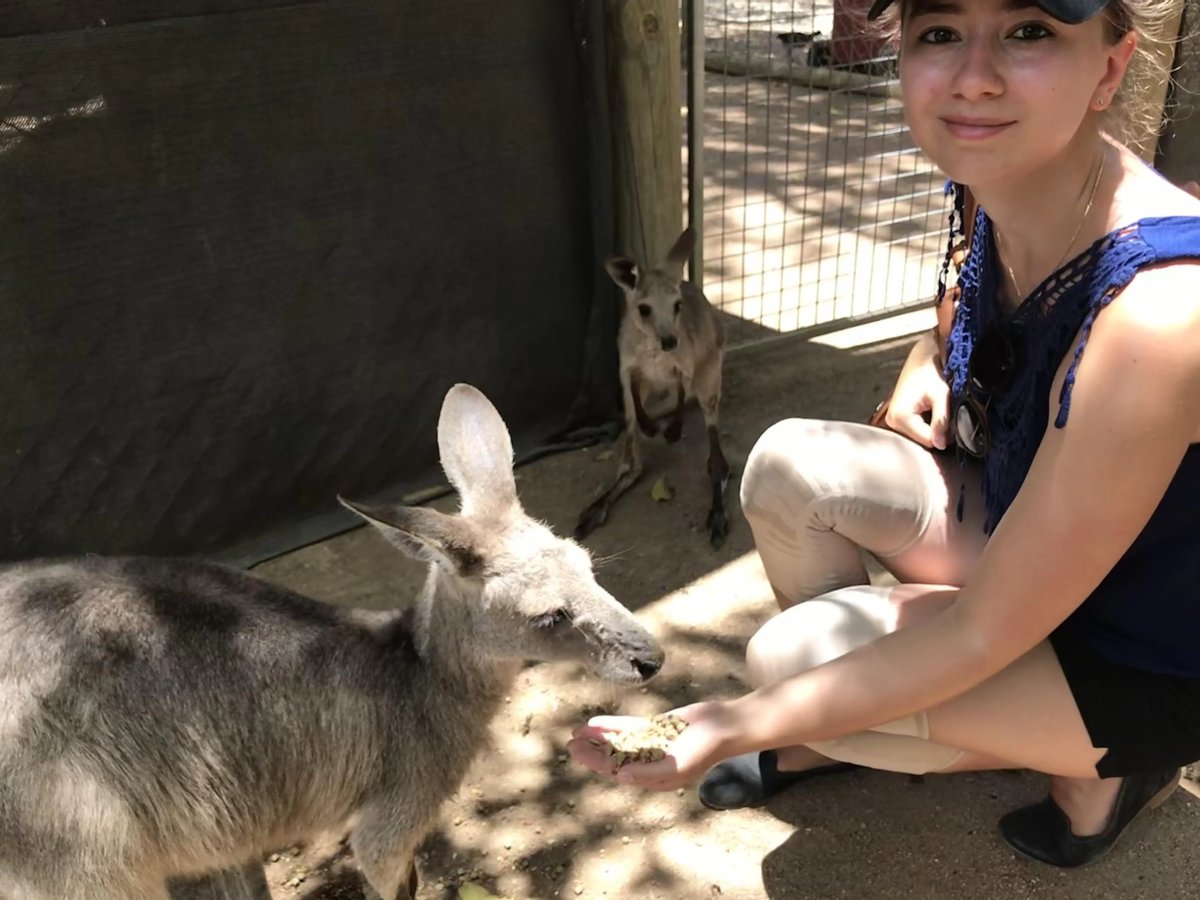 Studentin der Queensland University of Technology auf dem Bild mit einem Känguru