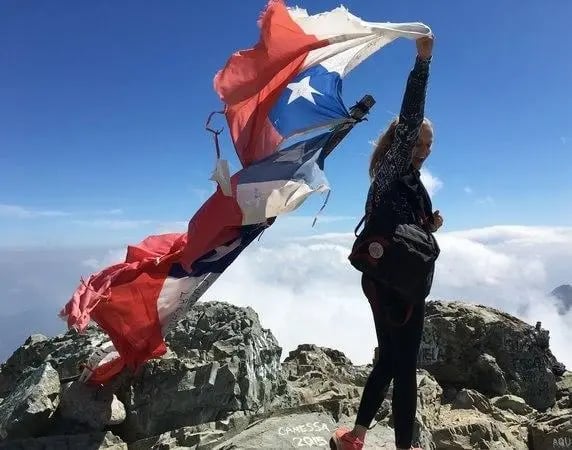 Studentin der Universidad Adolfo Ibañez posiert mit der Flagge von Chile