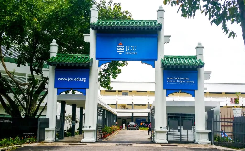 Der Eingang der James Cook University Singapore