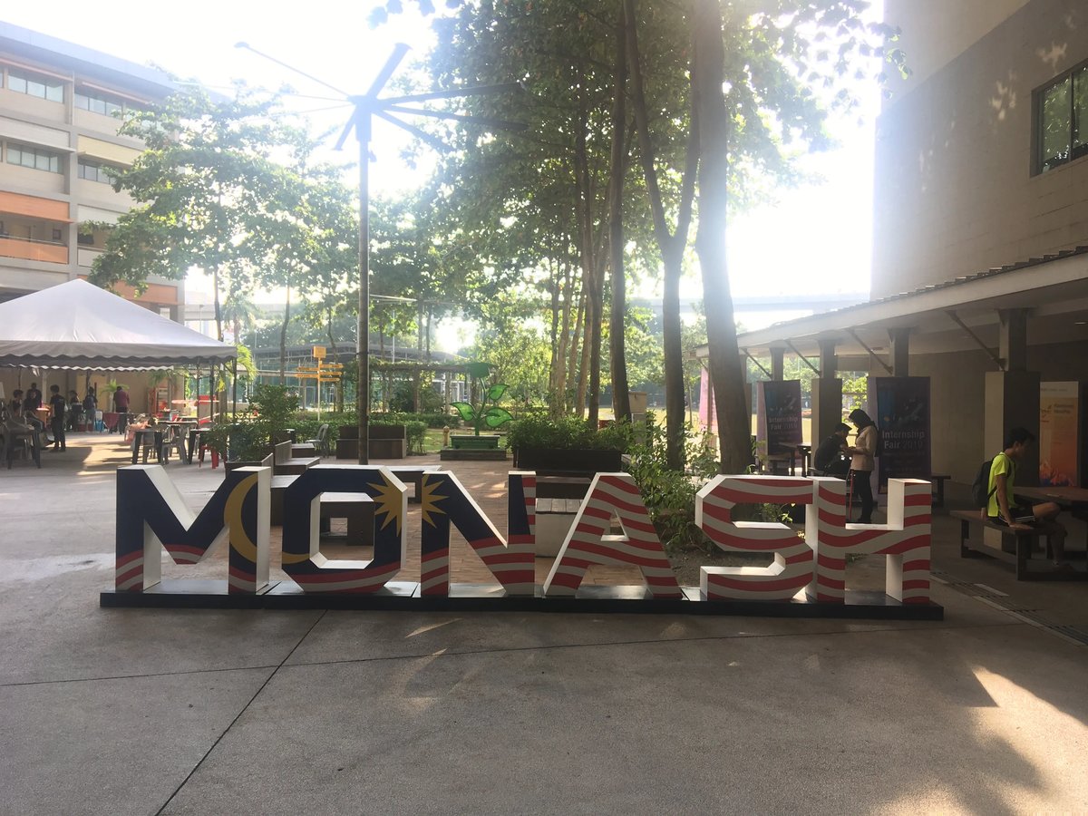 Das Monash Schild der Monash University Malaysia.