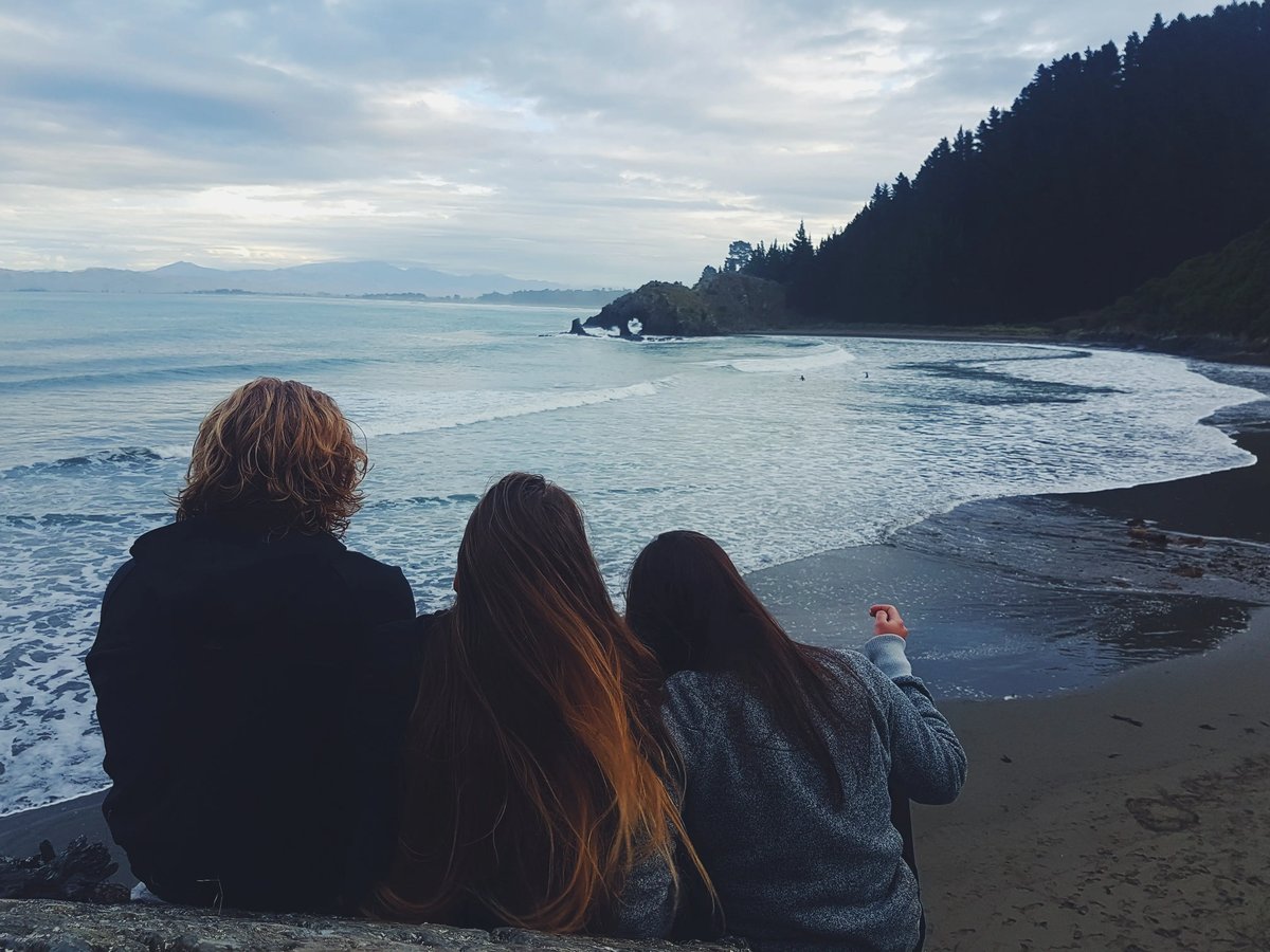 Studierende der Auckland University of Technology am Strand