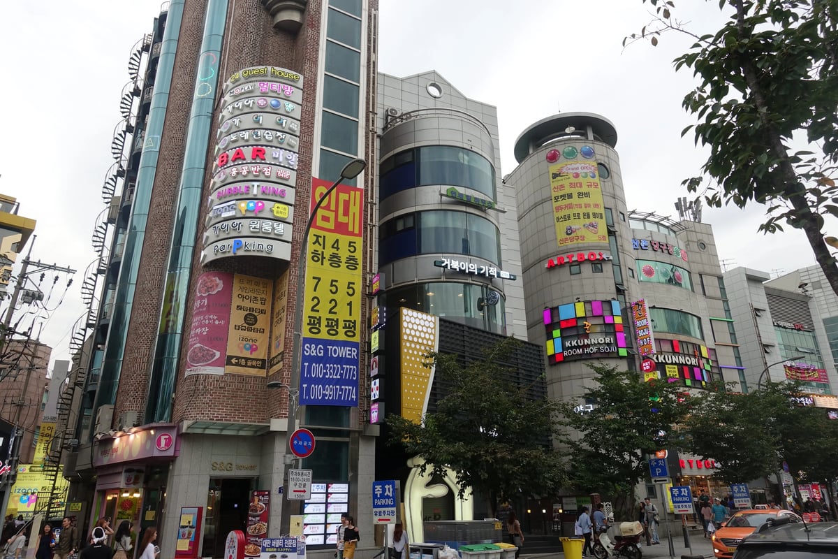 Das Hongdae-Viertel in Seoul, Südkorea
